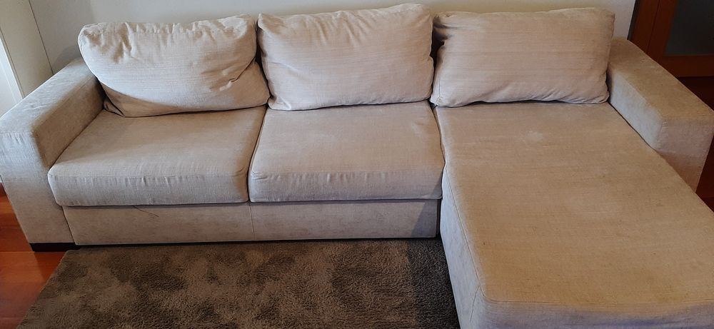 Sofá com chaise longue e cama extra