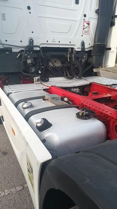 Vendo Mercedes Actros 1845+jogo adicional de pneus (extra).