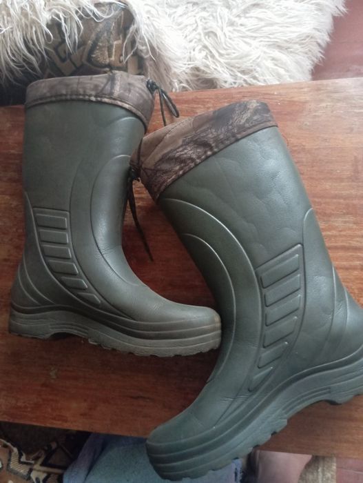 Продам резиновые сапоги,42-43размер