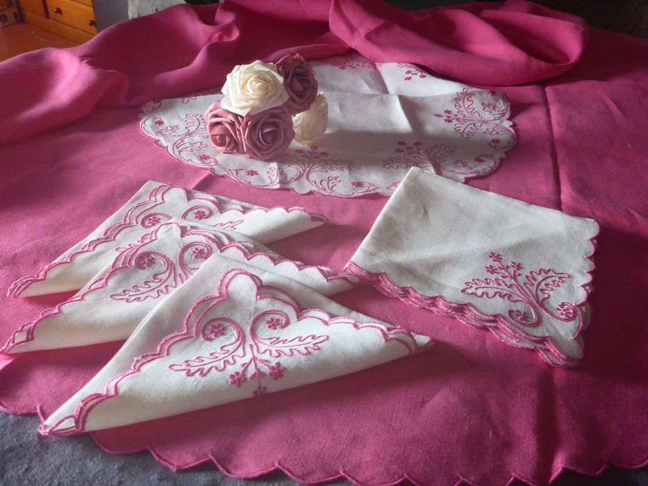 Toalha redonda linho cor rosa e 8 guardanapos bordados á mão 172x164cm
