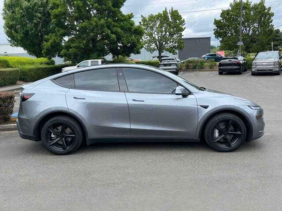 Tesla Model Y Long Range      2026