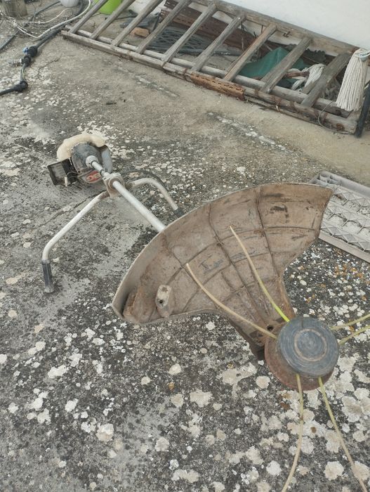 máquina cortar relva a gasolina