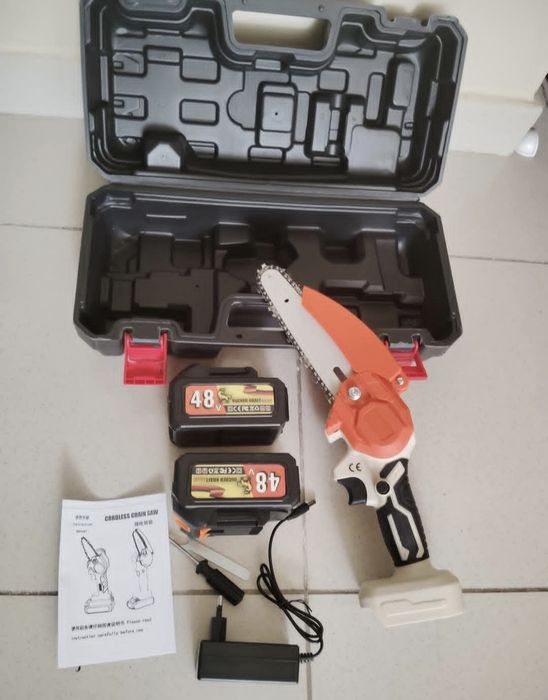 Tesoura de poda Nova  com 2 Bateria de 48w na sua Caixa Selada.