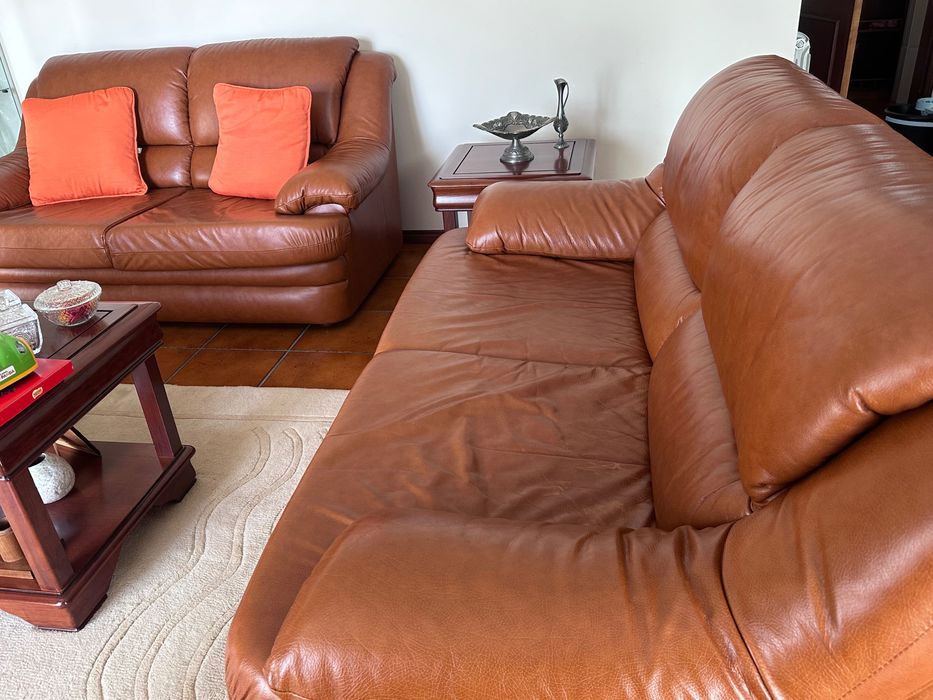Conjunto de 2 sofás castanhos de 2 lugares em excelente condição
