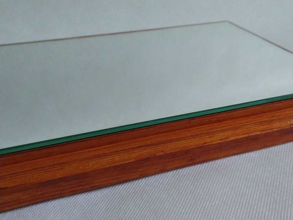 Drewniana i lakierowana podstawka z lustrem szlifowanym na modele.