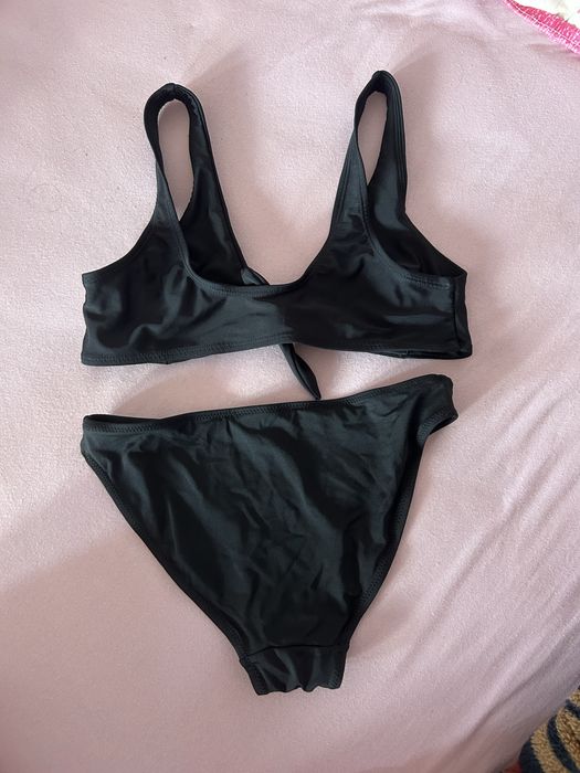 Czarne bikini z wiązaniem.
