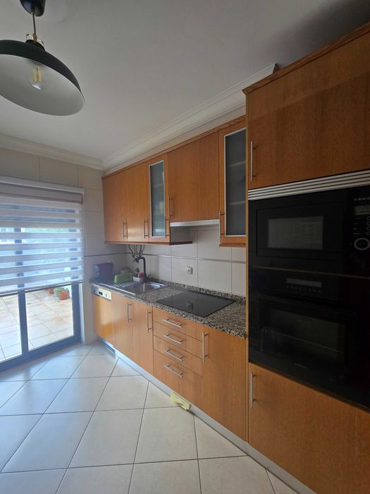 Moradia mobilada e equipada em condomínio fechado com piscina