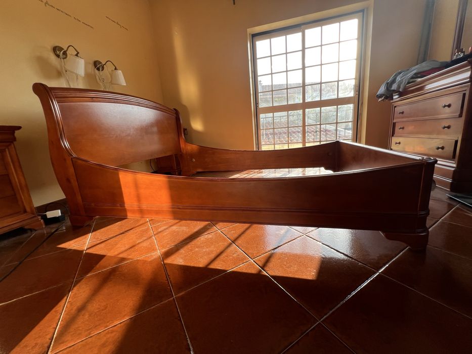 Estrutura de cama em cerejeira maciça, modelo Luis Filipe