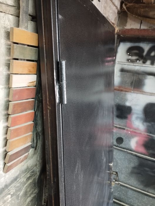 Продам металическую дверь