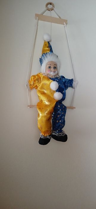 Palhaço no baloiço, novo