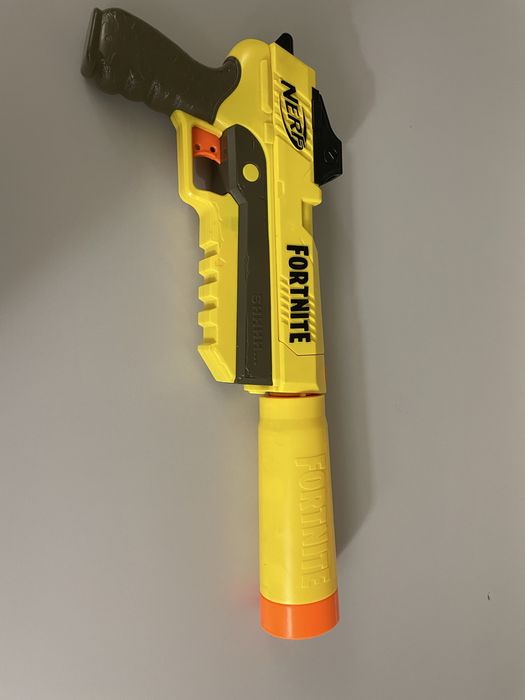 NEFR Fortnite z tlumikiem