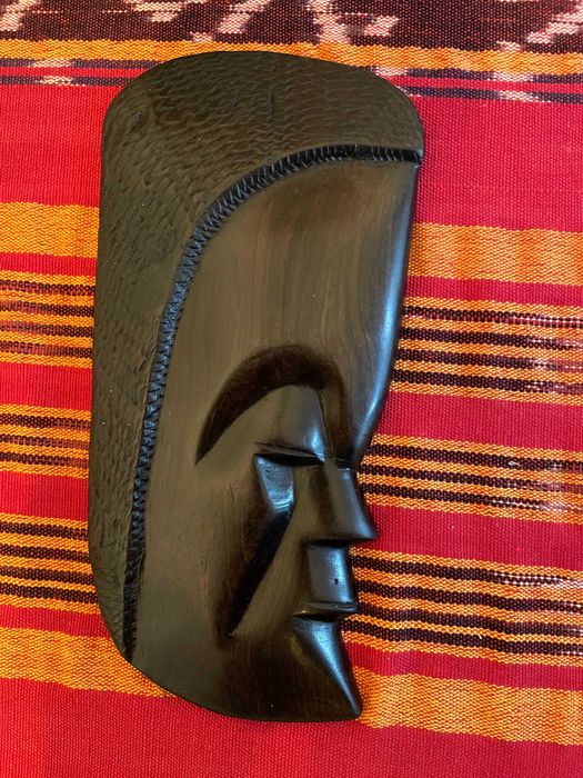 Máscaras de perfil em pau preto