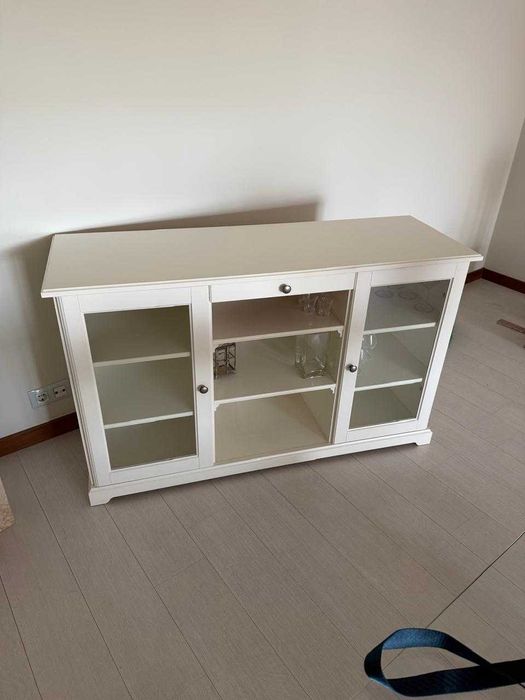 Lote de móveis para sala — sofá, estantes, aparadores e mesa — Loures