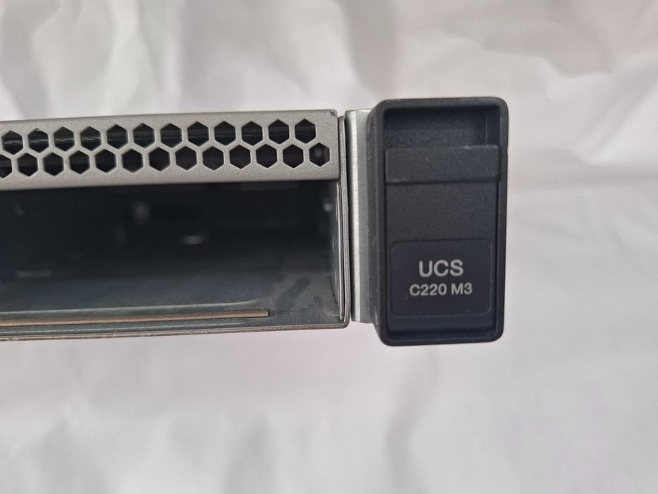 Cisco C220 M3 Server 2X E5-2609 8GB Ram 4x 3.563823838501889121