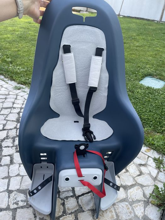 Cadeirade crianca  para bicicleta, com luz de presenca.