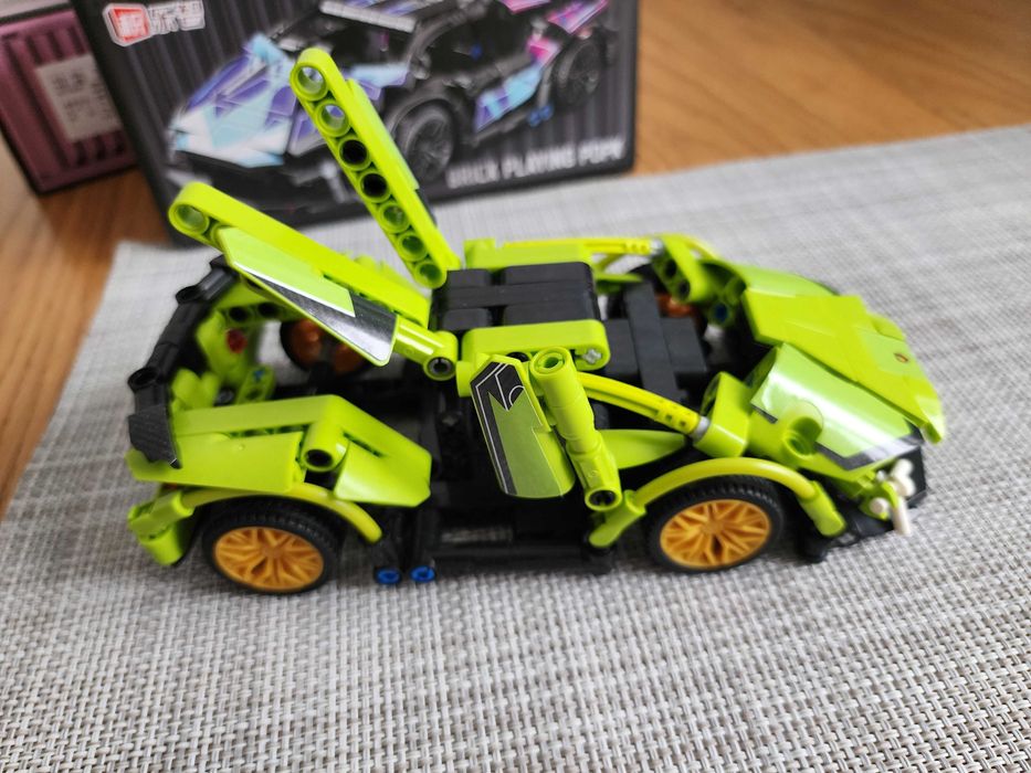 Конструктор LAMBORGHINI Technic на 688 деталей, спортивний автомобіль
