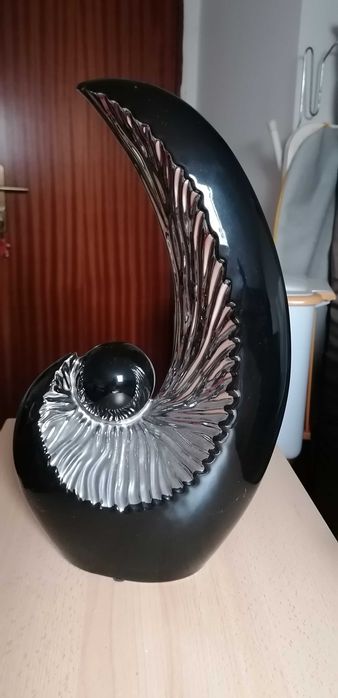 Peça decorativa preta e prateada