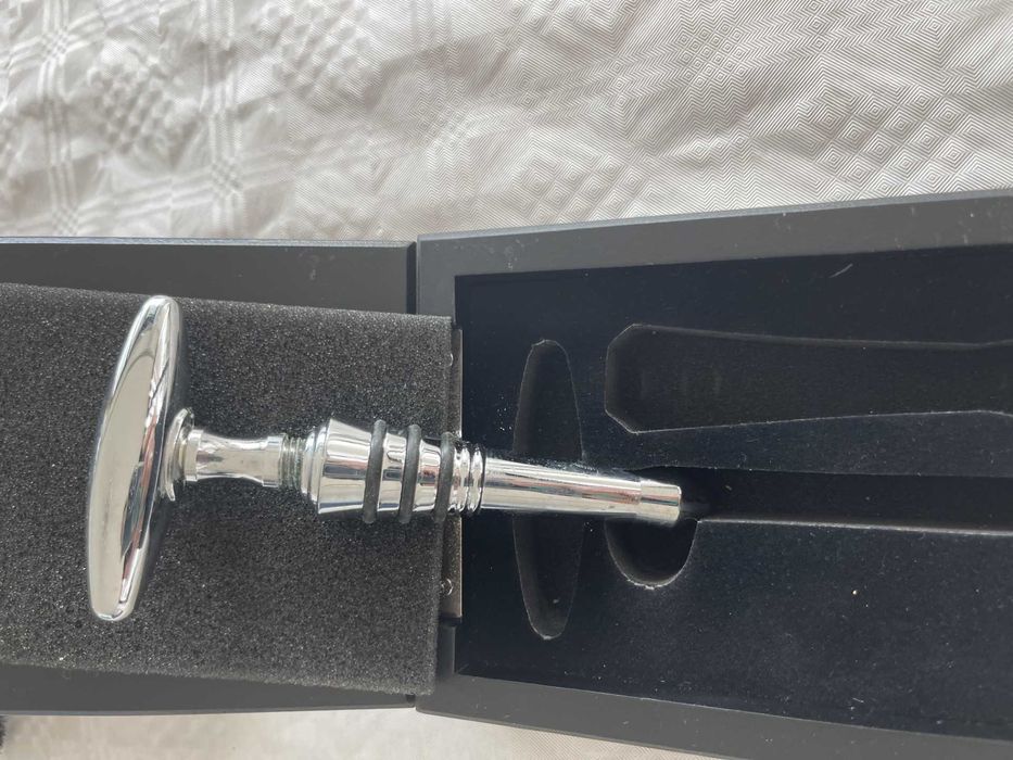 Saca-rolhas em sua caixa