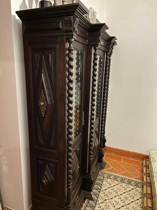 Conjunto de móveis antigos de madeira em pau santo