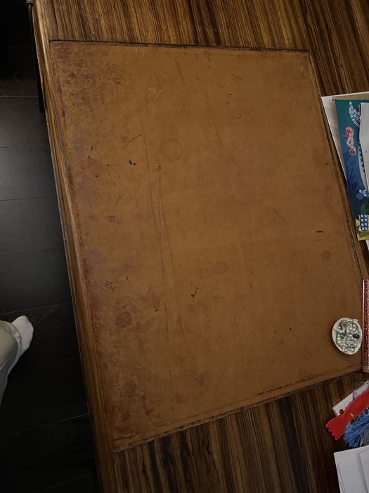 Mesa em madeira com superfície de escrita em pele