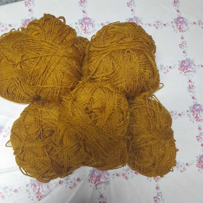 novelos/meadas de lã, cor caramelo