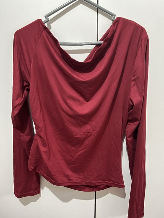 Camisola bordeaux com detalhe em dourado da Shein