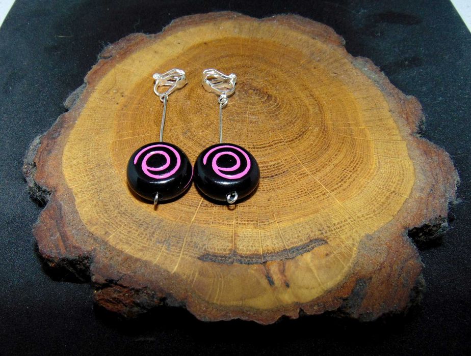 Czarne koło z różoym zawijacem klipsy