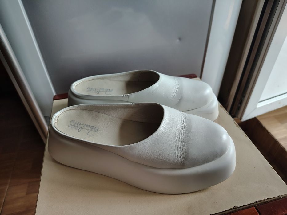Білі шкіряні сабо