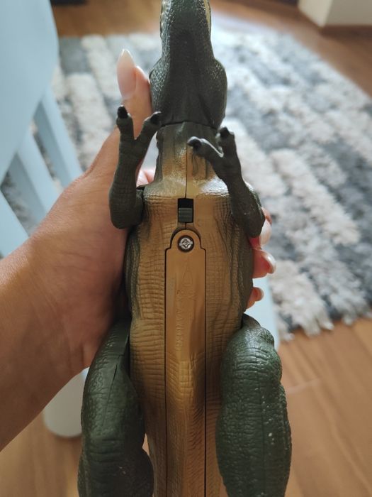 Dinozaur chodzi, ryczy