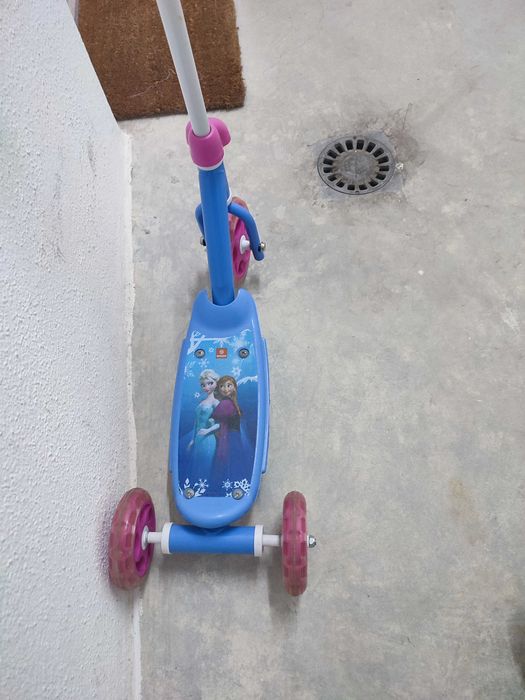 Trotinetes menina