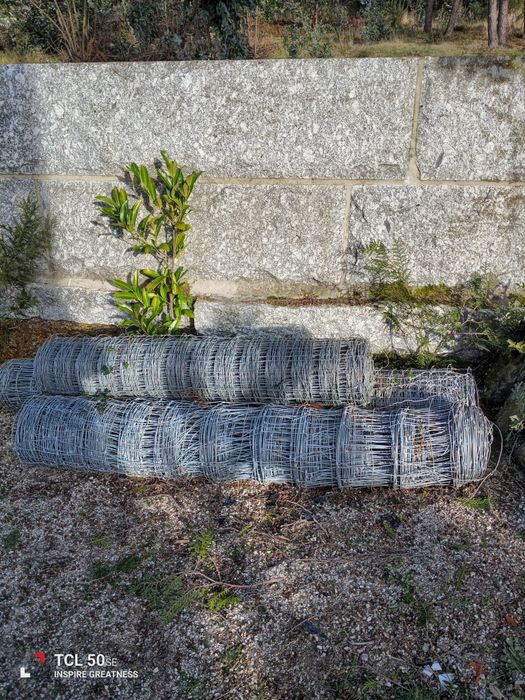 Rolos de arame tem 50/60 metros cada um.