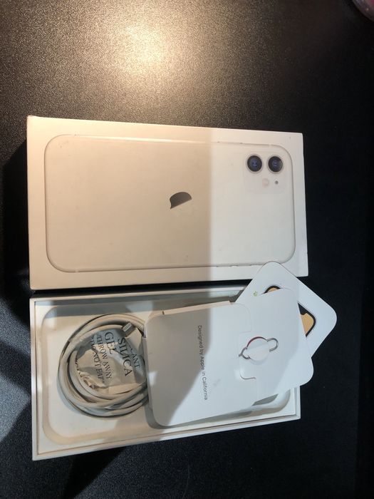 Iphone 11 biały z aksesoriami i pudełkiem