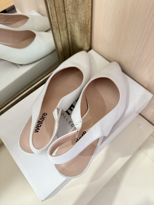 Жіночі білі туфлі з відкритою пʼятою