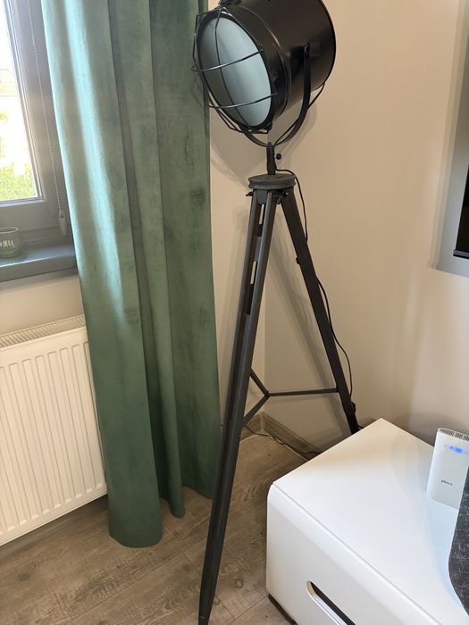 Lampa na statywie