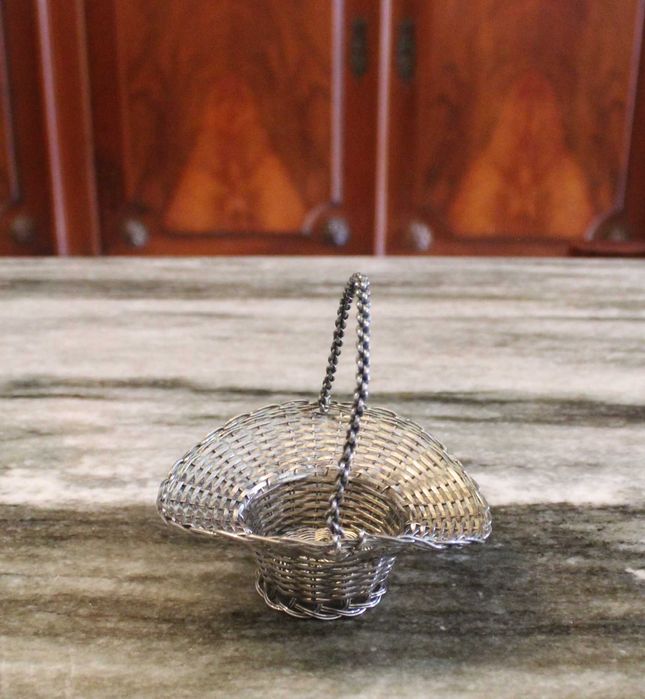 Cesto de arame prateado vintage, anos 70, lindo para decoração.