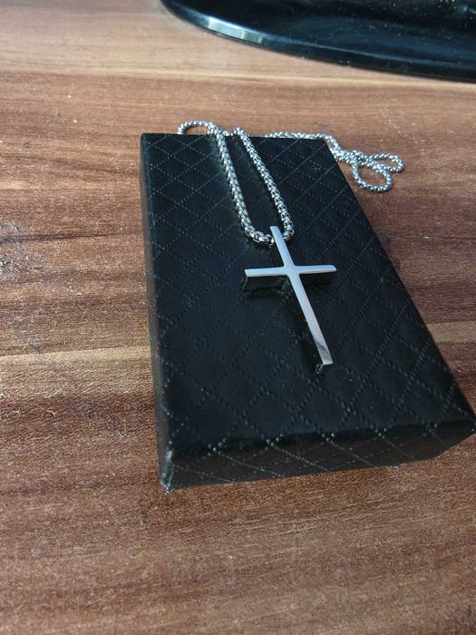 Elegancki naszyjnik stal szlachetna, 60 cm, + krzyżyk +czarne pudełko