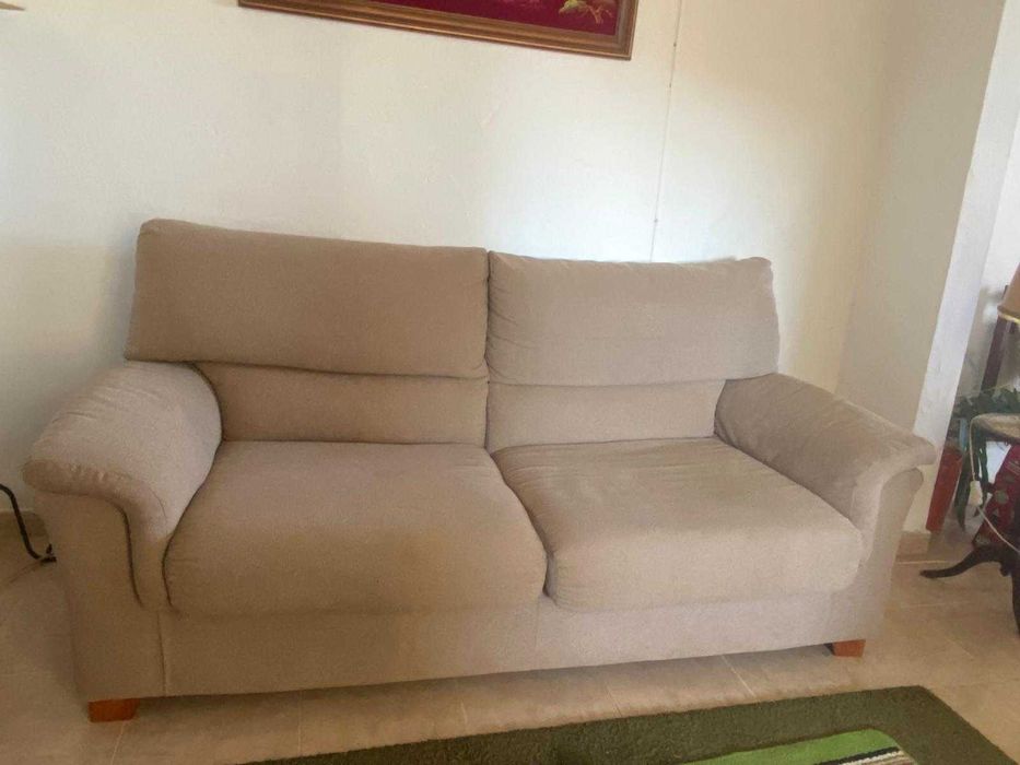Sofa semi novo de 2-3 lugares Beje