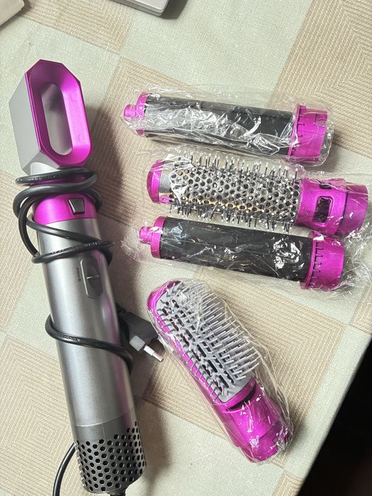 Фен для волос с насадками .