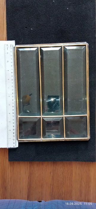 Фацетне скло настінного годинника Ґустав Бейкер.