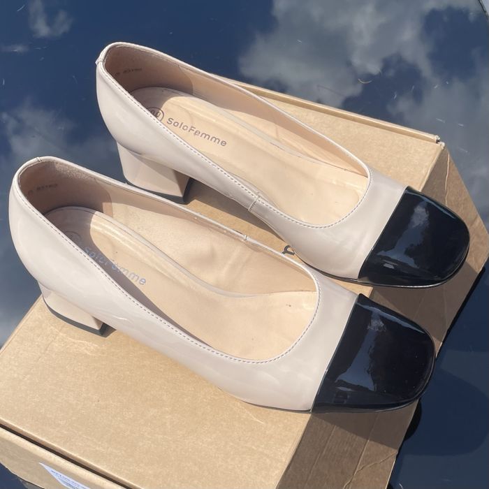 Beżowe czółenka z czarnym noskiem Solo Femme