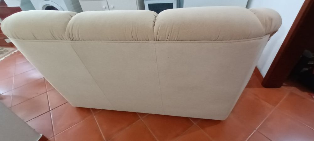 Sofá beje confortável