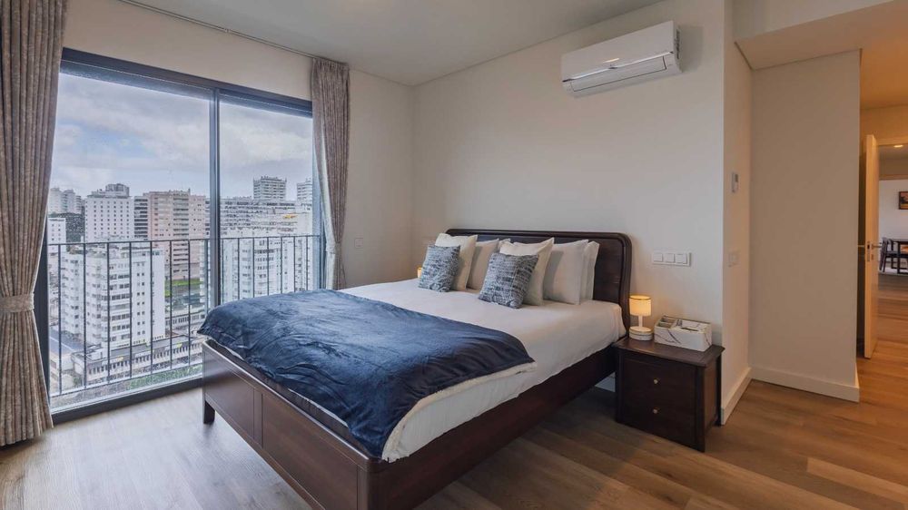 Cama King Size em madeira com colchão (Wooden King-size bed with mattress) - 180cm x 200cm