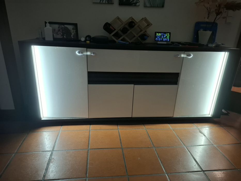 Aparador de sala grande com iluminação  em LED