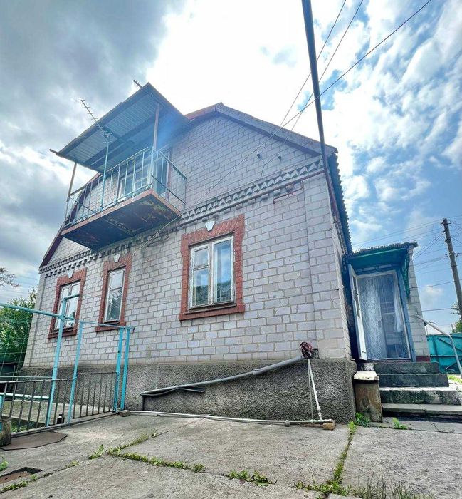 Продається ВИДОВИЙ 2-х поверховий будинок з двома гаражами,