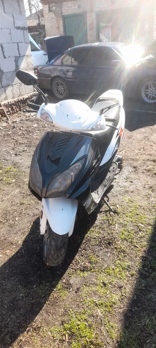 Продам скутер YIBEN