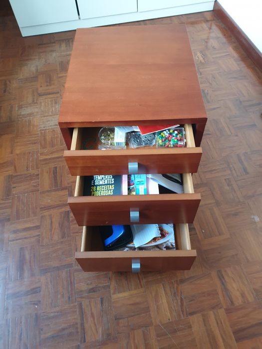 Pequeno armário de gavetas