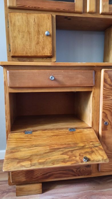 Odnowiony kredens retro PRL