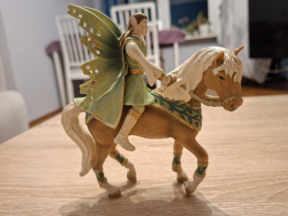 Elf Falaroy na koniu Schleich