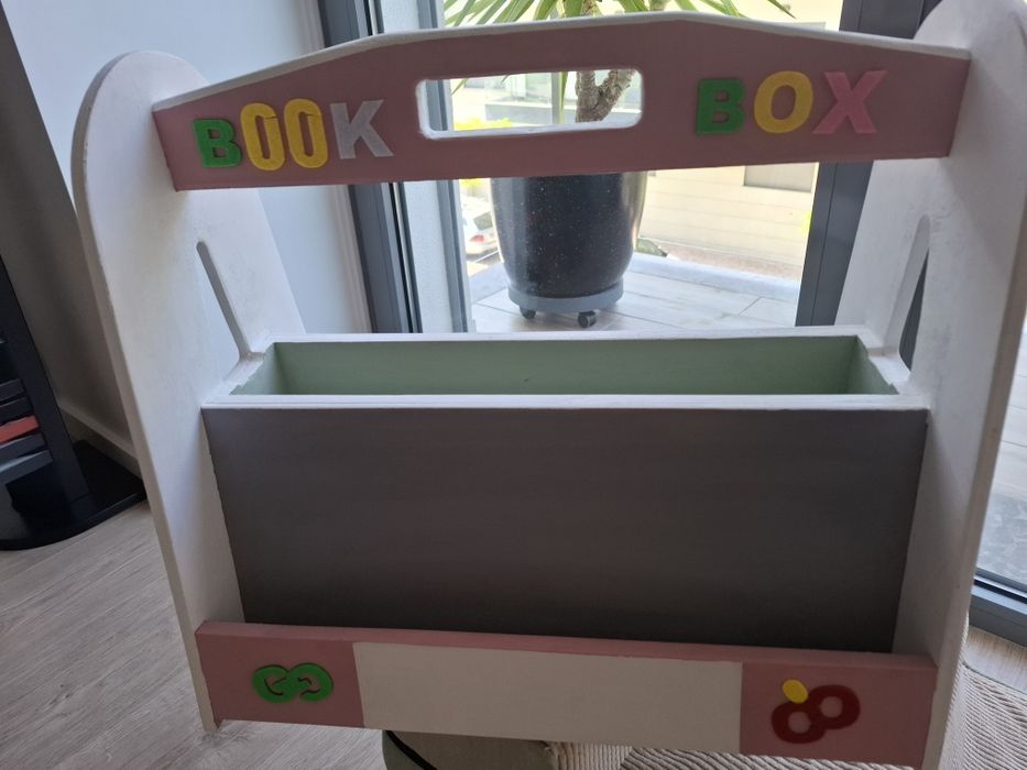 Porta livros e  lápis  infantil.