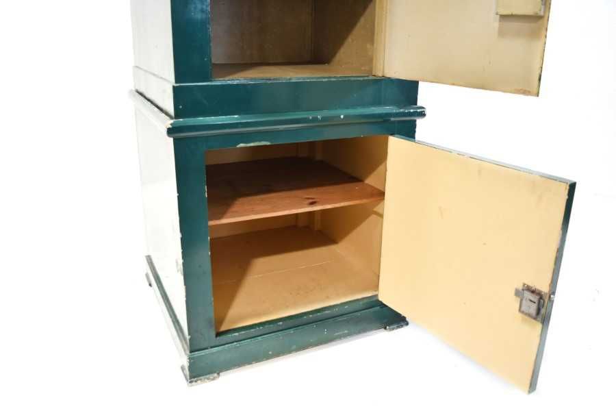 Cofre antigo em metal com base em madeira